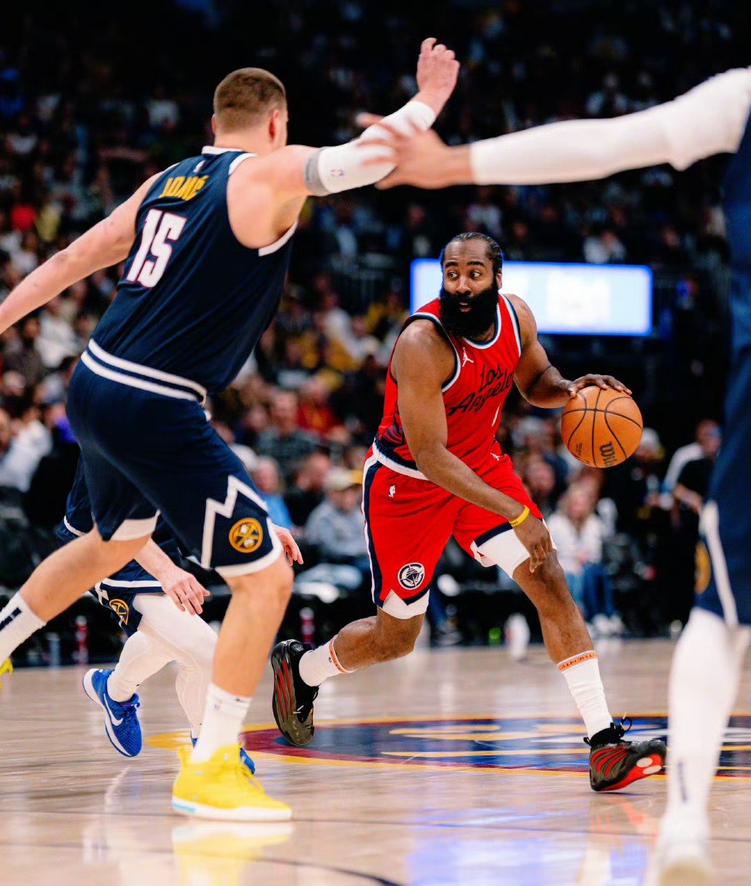 虎扑下载-詹姆斯·哈登后撤(chè)步教学(哈登的后撤(chè)步是不是走步)